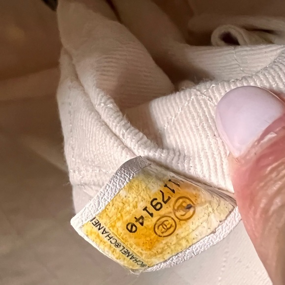 Chanel Cream Tote Bag with Textured Canvas and Iconic CC Logo - Picture 7 of 16